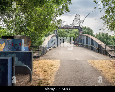 Fisherman Scultura su Naburn Ponte sul Trans Pennine Trail ex York Selby linea ferroviaria vicino a York Yorkshire Inghilterra Foto Stock