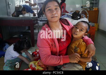 Free health clinic gestito dalle Suore Francescane Missionarie di Maria. La minoranza etnica bambino. Dalat. Il Vietnam. | Utilizzo di tutto il mondo Foto Stock