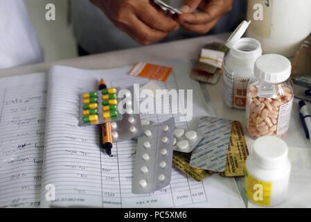 Free health clinic gestito dalle Suore Francescane Missionarie di Maria. Consultazione medica. I farmaci. | Utilizzo di tutto il mondo Foto Stock