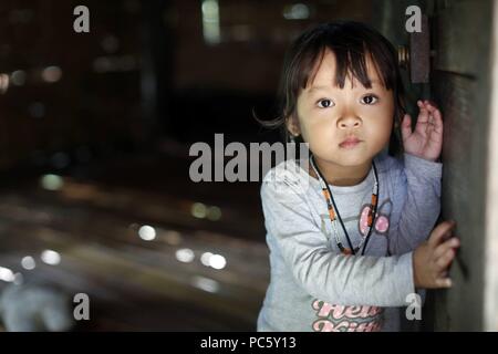 Bahnar (Ba Na) gruppo etnico. Giovane ragazza. Ritratto. Kon Tum. Il Vietnam. | Utilizzo di tutto il mondo Foto Stock