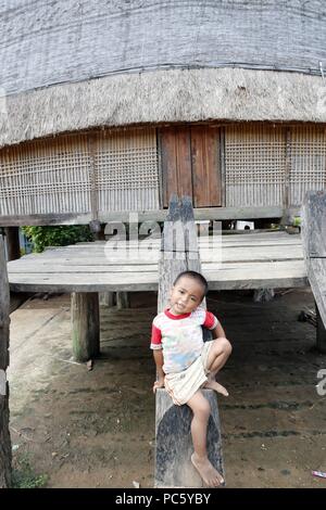 Bahnar minoranza etnica del popolo Rong comunale casa. Ragazzo giovane. Kon Tum. Il Vietnam. | Utilizzo di tutto il mondo Foto Stock