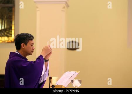 Cattedrale di Dalat. Catholic mass. Eucaristia del Signore nostro Gesù Cristo. Sacerdote sollevando l'host. Dalat. Il Vietnam. | Utilizzo di tutto il mondo Foto Stock