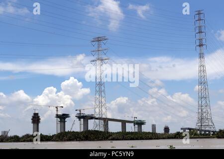 Ponte in costruzione attraverso il Fiume Saigon. Il Vietnam. | Utilizzo di tutto il mondo Foto Stock