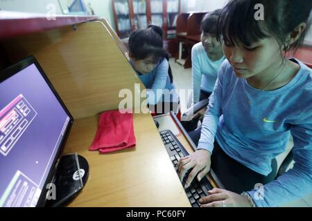 Centro per i bambini ciechi. Ragazza utilizzando un computer. Ho Chi Minh City. Il Vietnam. | Utilizzo di tutto il mondo Foto Stock