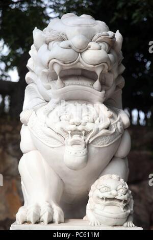 Linh Ung pagoda buddista. Imperial guardian lion. Statua di marmo. Danang. Il Vietnam. | Utilizzo di tutto il mondo Foto Stock