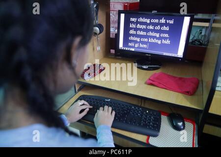 Centro per i bambini ciechi. Ragazza utilizzando un computer. Ho Chi Minh City. Il Vietnam. | Utilizzo di tutto il mondo Foto Stock