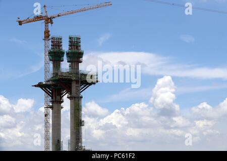 Ponte in costruzione attraverso il Fiume Saigon. Il Vietnam. | Utilizzo di tutto il mondo Foto Stock