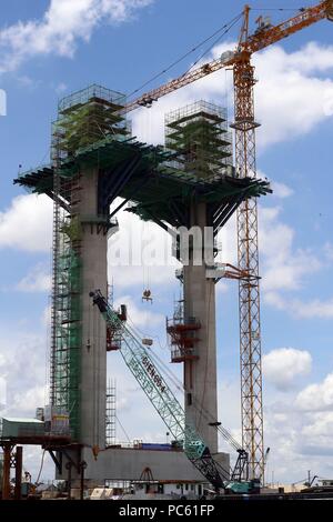 Ponte in costruzione attraverso il Fiume Saigon. Il Vietnam. | Utilizzo di tutto il mondo Foto Stock