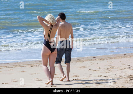 Bournemouth Dorset, Regno Unito. Il 31 luglio 2018. Regno Unito: meteo il sole torna e temperature aumento come spiaggia frequentatori in testa al mare per godere il caldo clima soleggiato. voce per il mare Credito: Carolyn Jenkins/Alamy Live News Foto Stock