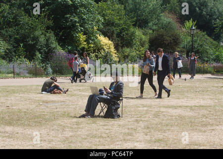 Londra REGNO UNITO. Il 31 luglio 2018. Persone godetevi il sole del pomeriggio su arida Saint James Park di Londra come il clima caldo ritorna dopo un breve incantesimo dello scambiatore di calore con temperature più elevate e un ondata di caldo previsto più tardi nel corso della settimana Credito: amer ghazzal/Alamy Live News Foto Stock