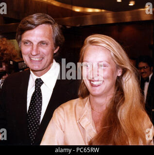 ***FILE FOTO*** attore Alan Alda diventa pubblico con il morbo di Parkinson la diagnosi Meryl Streep & Alan Alda frequentando la seduzione di Joe Tynan al Sutton Theatre di New York City. Settembre 1979 Credit: Walter McBride/MediaPunch Foto Stock