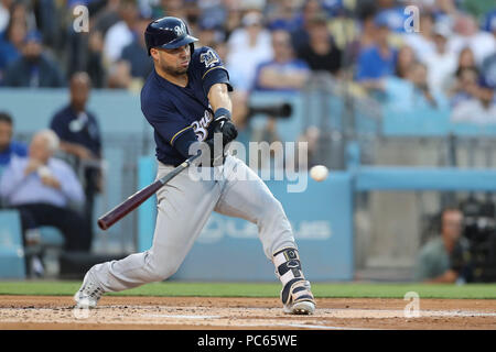 Los Angeles, CA, Stati Uniti d'America. Il 30 luglio, 2018. Milwaukee Brewers catcher Manny Pina (9) fa contatto presso la piastra nel gioco tra il Milwaukee Brewers e il Los Angeles Dodgers, il Dodger Stadium di Los Angeles, CA. Fotografo: Pietro Joneleit. Credito: csm/Alamy Live News Foto Stock