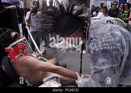 Sao Paulo, Brasile. 31 Juky 2018. La protesta contro i test sugli animali: attivista della ONG Veddas (vegetarianismo etico, di difesa dei diritti degli animali e la società protesta contro i test sugli animali. Attivista passa le prove contro gli animali, ingerisce di ammorbidente per tessuto tra le altre torture. L'atto è accaduto sulla Avenida Paulista in SÃ£o Paulo. Credito: Cris Faga/ZUMA filo/Alamy Live News Foto Stock