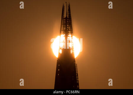 Londra, Regno Unito. 31 Luglio, 2018. Regno Unito Meteo: il sole al tramonto sopra la città è divisa dietro il grattacielo Shard. Credito: Guy Corbishley/Alamy Live News Foto Stock