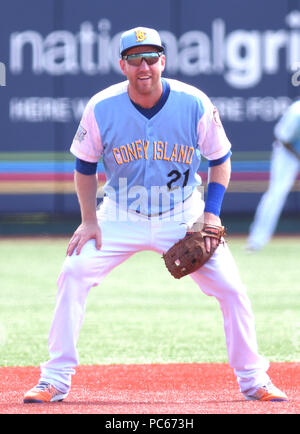 New York, NY, STATI UNITI D'AMERICA. 28 Luglio, 2018. ew York Mets player Todd Frazier gioca un gioco di riabilitazione a MCU Park a Brooklyn, NY su luglio 31 come si prepara per il suo ritorno al Mets lineup. Nel suo aspetto di Brooklyn Frazier è andato 1 per 4 con un home run nell'ottavo inning. Dopo la sua blast Frazier wasmobbed in piroga dai suoi nuovi compagni di squadra.Frazier è atteso a ricongiungersi con il Mets questo weekend al Citi Field. Credito: Giorgio Napolitano/Alamy Live News Foto Stock