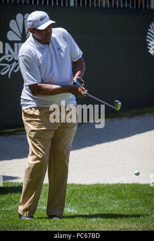 Stateline, Nevada, Stati Uniti d'America. Il 15 luglio 2018. Domenica, 15 luglio 2018.NBA Hall of Famer, Charles Barkley, chip sul diciassettesimo verde durante l'annuale XXIX secolo americano campionato a Edgewood Tahoe Campo da golf al lago Tahoe, Stateline, Nevada. Credito: Tracy Barbutes/ZUMA filo/Alamy Live News Foto Stock