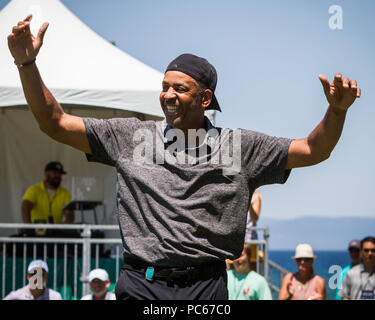 Stateline, Nevada, Stati Uniti d'America. Il 15 luglio 2018. Domenica, 15 luglio 2018.DELL CURRY reagisce a una folla entusiasta durante l'annuale XXIX secolo americano campionato a Edgewood Tahoe Campo da golf al lago Tahoe, Stateline, Nevada. Credito: Tracy Barbutes/ZUMA filo/Alamy Live News Foto Stock