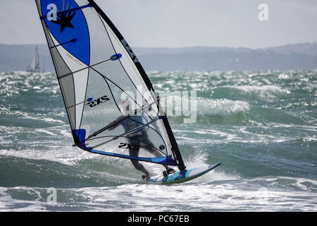 West Strand, West Wittering. Il 31 luglio 2018. Condizioni di bassa pressione portato ventoso fino alla costa sud di oggi. Simon Bassett godendo le condizioni sulla sua tavola windsurf a West Wittering beach in West Sussex. Credito: James jagger/Alamy Live News Foto Stock