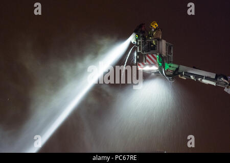 Glasgow, Scotland, Regno Unito - 31 Luglio 2018: vigili del fuoco lavorando nella notte al vecchio abbandonati Stobhill Hospital, Glasgow, dopo un incendio scoppiato in precedenza nel giorno di credito: Kay Roxby/Alamy Live News Foto Stock