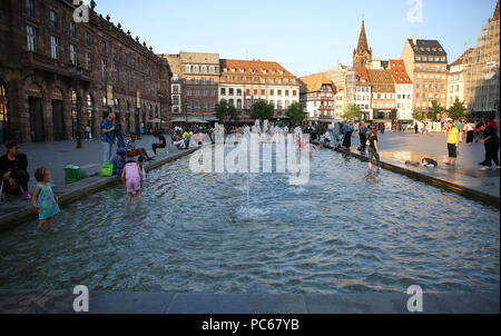 Strasburgo, Francia. 16 Giugno, 2018. Una scena da Strasburgo, Francia. Strasburgo è la città capitale della Grande Regione Est, ex Alsazia, nel nord-est della Francia. È anche la sede ufficiale del Parlamento europeo e si siede vicino al confine tedesco, con cultura e architettura si mescola tedesco e influenze francesi. Credito: Leigh Taylor/ZUMA filo/Alamy Live News Foto Stock
