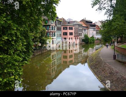 Strasburgo, Francia. 17 Giugno, 2018. Il fiume Reno a Strasburgo, in Francia. Strasburgo è la città capitale della Grande Regione Est, ex Alsazia, nel nord-est della Francia. È anche la sede ufficiale del Parlamento europeo e si siede vicino al confine tedesco, con cultura e architettura si mescola tedesco e influenze francesi. Credito: Leigh Taylor/ZUMA filo/Alamy Live News Foto Stock