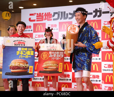 Tokyo, Giappone. 31 Luglio, 2018. Cantante giapponese Hiromi Go assiste il McDonald del Giappone evento promozionale di 'locale hamburger gourmet' a Tokyo il Martedì, luglio 31, 2018. Vai e comico giapponese Dandy Sakano con figura professionale skater Mai Asada spingere le loro città natale cucina Hamburger assaggiato all'evento. Credito: Yoshio Tsunoda/AFLO/Alamy Live News Foto Stock