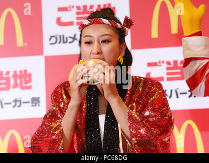 Tokyo, Giappone. 31 Luglio, 2018. Giapponese figura professionale skater Mai Asada assiste il McDonald del Giappone evento promozionale di 'locale hamburger gourmet' a Tokyo il Martedì, luglio 31, 2018. Asada e comico giapponese Dandy Sakano con il cantante Hiromi Go spingere le loro città natale cucina Hamburger assaggiato all'evento. Credito: Yoshio Tsunoda/AFLO/Alamy Live News Foto Stock