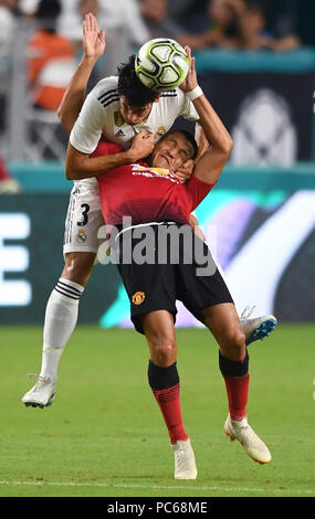 Giardini di Miami, Florida, Stati Uniti d'America. 31 Luglio, 2018. Gesù VALLEJO del Real Madrid tira verso il basso Alexis Sanchez del Manchester United durante un tentativo di intestazione nella prima metà di International Champions Cup l'azione. Credito: Jim Rassol/Sun-Sentinel/ZUMA filo/Alamy Live News Foto Stock