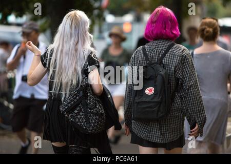 Tallinn, Estland. 31 Luglio, 2018. Fashionistas camminando sulla strada a Tallinn Estonia - 31 Luglio 2018 - Il Credit: Pista Manhattan ***per solo uso editoriale*** | Verwendung weltweit/dpa/Alamy Live News Foto Stock