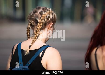 Tallinn, Estland. 31 Luglio, 2018. Un fashionista camminando sulla strada a Tallinn Estonia - 31 Luglio 2018 - Il Credit: Pista Manhattan ***per solo uso editoriale*** | Verwendung weltweit/dpa/Alamy Live News Foto Stock