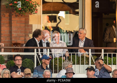 Londra, Regno Unito. 31 Luglio, 2018. John Major l ex Primo Ministro conservatore( seduto in alto a destra) tra la folla guarda Surrey prendere su Glamorgan nella vitalità T20 Blast corrispondono alla Kia ovale. David Rowe/Alamy Live News Foto Stock