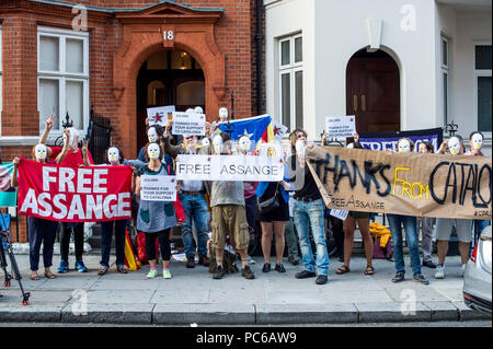 Londra, Regno Unito. 31 Luglio, 2018. Manifestanti hanno visto i banner di contenimento durante la dimostrazione.un gruppo di Catalani, migranti e turistico, raccogliere in Ecuador Ambasciata a Londra per mostrare il loro sostegno e rendiamo grazie a Assange per sostenere e aiutare in catalano il Referendum lo scorso anno.il Signor Assange, 47, ha vissuto in Ecuador dell ambasciata di Londra dal 2012 quando fu concesso asilo politico. Ecuador il presidente Lenin Moreno detto venerdì che egli non era mai stato ''a favore'' del signor Assange di attività e che entrambe le parti erano in contatto permanente. (Credito Immagine: © Brais G. Rouco/SOPA immagini via ZUMA Foto Stock