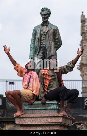 Edimburgo, Scozia, Regno Unito; 1 Agosto, 2018. Il cast di Henry Box marrone: un viaggio musicale presso la statua del Presidente Lincoln nel vecchio Calton Sepoltura, Edimburgo. New York Gospel Singers da un nuovo Edinburgh Fringe musical su un American slave spediti per la libertà in un 3ftX2ft box si riuniranno presso American Civil War Memorial di onorare gli scozzesi che hanno combattuto contro la schiavitù nella guerra civile americana. Credito: Iain Masterton/Alamy Live News Foto Stock