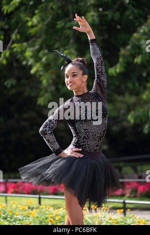 Edimburgo, Scozia, Regno Unito; 1 Agosto, 2018. Ballerina cubana Beatriz Torres Cuellar esegue in Princes Street Gardens durante il giorno di apertura del Edinburgh Fringe Festival Credito: Iain Masterton/Alamy Live News Foto Stock