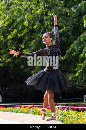 Edimburgo, Scozia, Regno Unito; 1 Agosto, 2018. Ballerina cubana Beatriz Torres Cuellar esegue in Princes Street Gardens durante il giorno di apertura del Edinburgh Fringe Festival Credito: Iain Masterton/Alamy Live News Foto Stock