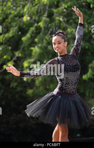 Edimburgo, Scozia, Regno Unito; 1 Agosto, 2018. Ballerina cubana Beatriz Torres Cuellar esegue in Princes Street Gardens durante il giorno di apertura del Edinburgh Fringe Festival Credito: Iain Masterton/Alamy Live News Foto Stock