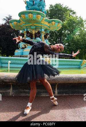 Edimburgo, Scozia, Regno Unito; 1 Agosto, 2018. Ballerina cubana Beatriz Torres Cuellar esegue in Princes Street Gardens durante il giorno di apertura del Edinburgh Fringe Festival Credito: Iain Masterton/Alamy Live News Foto Stock