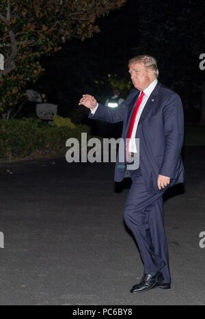 Washington, DC. 31 Luglio, 2018. Il Presidente degli Stati Uniti, Trump onde per la stampa come egli ritorna dalla baia di Tampa, Florida alla Casa Bianca sulla luglio 31, 2018 a Washington, DC. Credito: Tasos Katopodis/Piscina via CNP | Utilizzo di credito in tutto il mondo: dpa/Alamy Live News Foto Stock