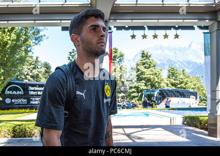 Bad Ragaz, Svizzera. 01 Ago, 2018. Calcio, training camp Borussia Dortmund. Dortmund Pulisic cristiana arriva presso il team hotel. Credito: David Inderlied/dpa/Alamy Live News Foto Stock