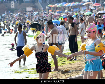 Qingdao, Cina Shandong. 1 agosto, 2018. Le persone giocano su una spiaggia a Qingdao, Cina orientale della provincia di Shandong, e il Agosto 1, 2018. Credito: Li Ziheng/Xinhua/Alamy Live News Foto Stock