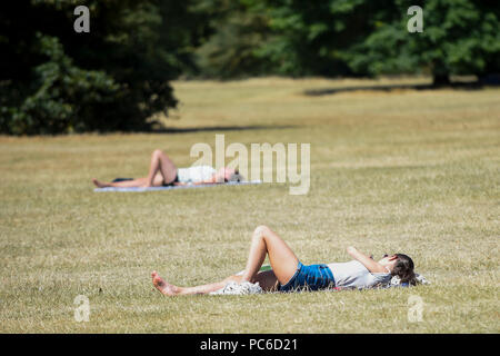 Londra, Regno Unito. 1 agosto 2018. Meteo REGNO UNITO - persone a prendere il sole durante la stagione calda in Hyde Park. Le temperature sono previsioni meteo per aumentare torna alla 30s in tempo per il fine settimana. Credito: Stephen Chung / Alamy Live News Foto Stock