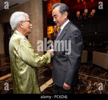 Kuala Lumpur, Malesia. 31 Luglio, 2018. Cinese il consigliere di Stato e Ministro degli Esteri Wang Yi (R) soddisfa con Daim Zainuddin, presidente del consiglio di persone eminenti, a Kuala Lumpur, Malesia, 31 luglio 2018. Credito: Chong Voon Chung/Xinhua/Alamy Live News Foto Stock