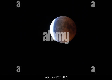 Capelli a Monaco di Baviera, Deutschland. 27 Luglio, 2018. Eclissi lunare totale - rame rosso-secolo spettacolo - fotografato il 27.07.2018 in Haar bei Muenchen, oggi le eclissi lunare totale è la più lunga in questo secolo. | Utilizzo di credito in tutto il mondo: dpa/Alamy Live News Foto Stock