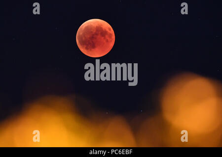 Capelli a Monaco di Baviera, Deutschland. 27 Luglio, 2018. Eclissi lunare totale - rame rosso-secolo spettacolo - fotografato il 27.07.2018 in Haar bei Muenchen, oggi le eclissi lunare totale è la più lunga in questo secolo. | Utilizzo di credito in tutto il mondo: dpa/Alamy Live News Foto Stock