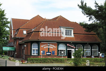 Prerow, Deutschland. 21 Luglio, 2018. Oggi un ristorante si trova nell'ex edificio della stazione dell'ex Darssbahn in Prerow sulla Darss., registrato nel Luglio 2018 | Utilizzo di credito in tutto il mondo: dpa/Alamy Live News Foto Stock