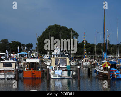 Prerow, Deutschland. 21 Luglio, 2018. Le barche sono in Boddenhafen in Prerow sulla Darss, registrato nel Luglio 2018 | Utilizzo di credito in tutto il mondo: dpa/Alamy Live News Foto Stock