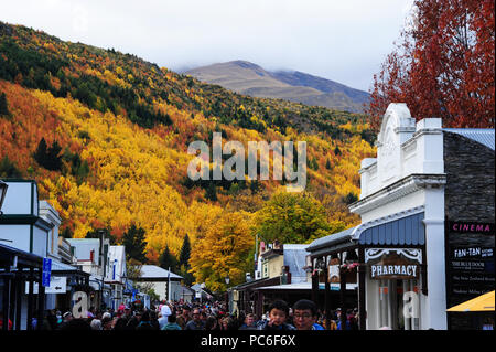 Arrowtown, Neuseeland. Xxi Aprile, 2018. La strada principale di Arrowtown sull'Isola del Sud della Nuova Zelanda con le sue storiche case in legno - sullo sfondo le colline pedemontane dell'Suedalpen e foresta con un forte autunno macchia, presa in aprile 2018 | Utilizzo di credito in tutto il mondo: dpa/Alamy Live News Foto Stock