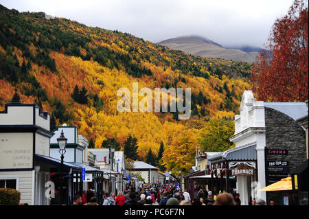 Arrowtown, Neuseeland. Xxi Aprile, 2018. La strada principale di Arrowtown sull'Isola del Sud della Nuova Zelanda con le sue storiche case in legno - sullo sfondo le colline pedemontane dell'Suedalpen e foresta con un forte autunno macchia, presa in aprile 2018 | Utilizzo di credito in tutto il mondo: dpa/Alamy Live News Foto Stock