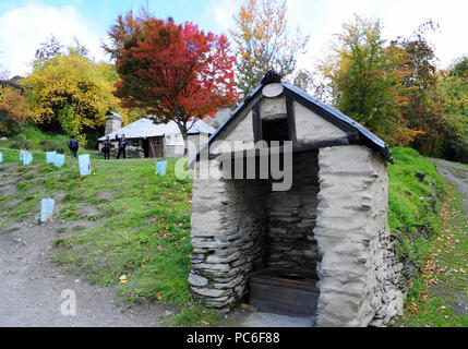 Arrowtown, Neuseeland. Xxi Aprile, 2018. Nella ex incisione oro cittadina di Arrowtown sull'Isola del Sud della Nuova Zelanda - un museo a cielo aperto con il ripristino di capanne che ricorda l'insediamento di cinesi cercatori d'oro nel XIX secolo., registrato nel mese di aprile 2018 | Utilizzo di credito in tutto il mondo: dpa/Alamy Live News Foto Stock