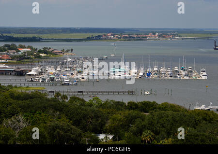 Vista di sant'Agostino Marina e storico San Agostino in background. Foto Stock